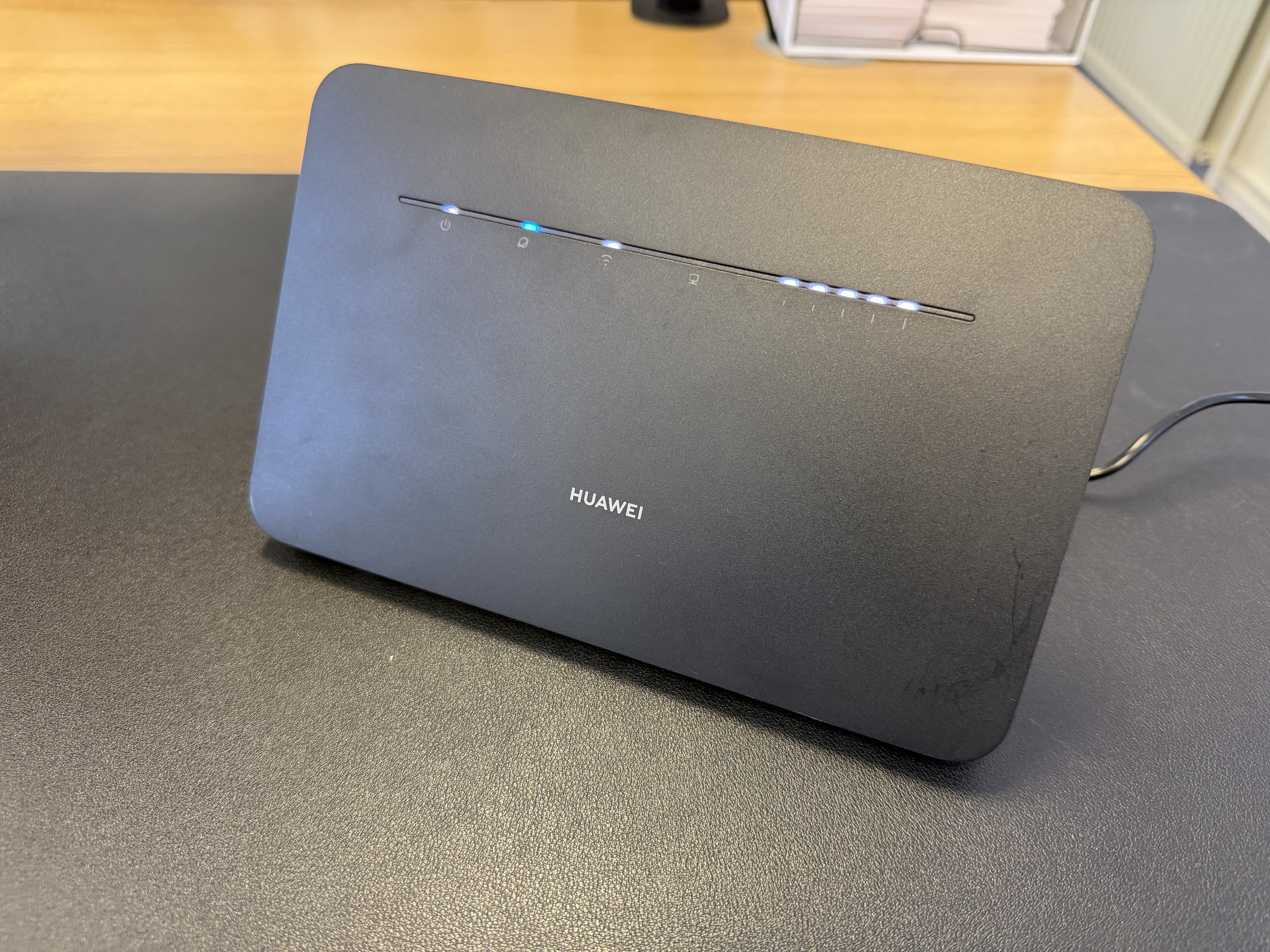 Huawei B535-235 router showing front panel with status LEDs