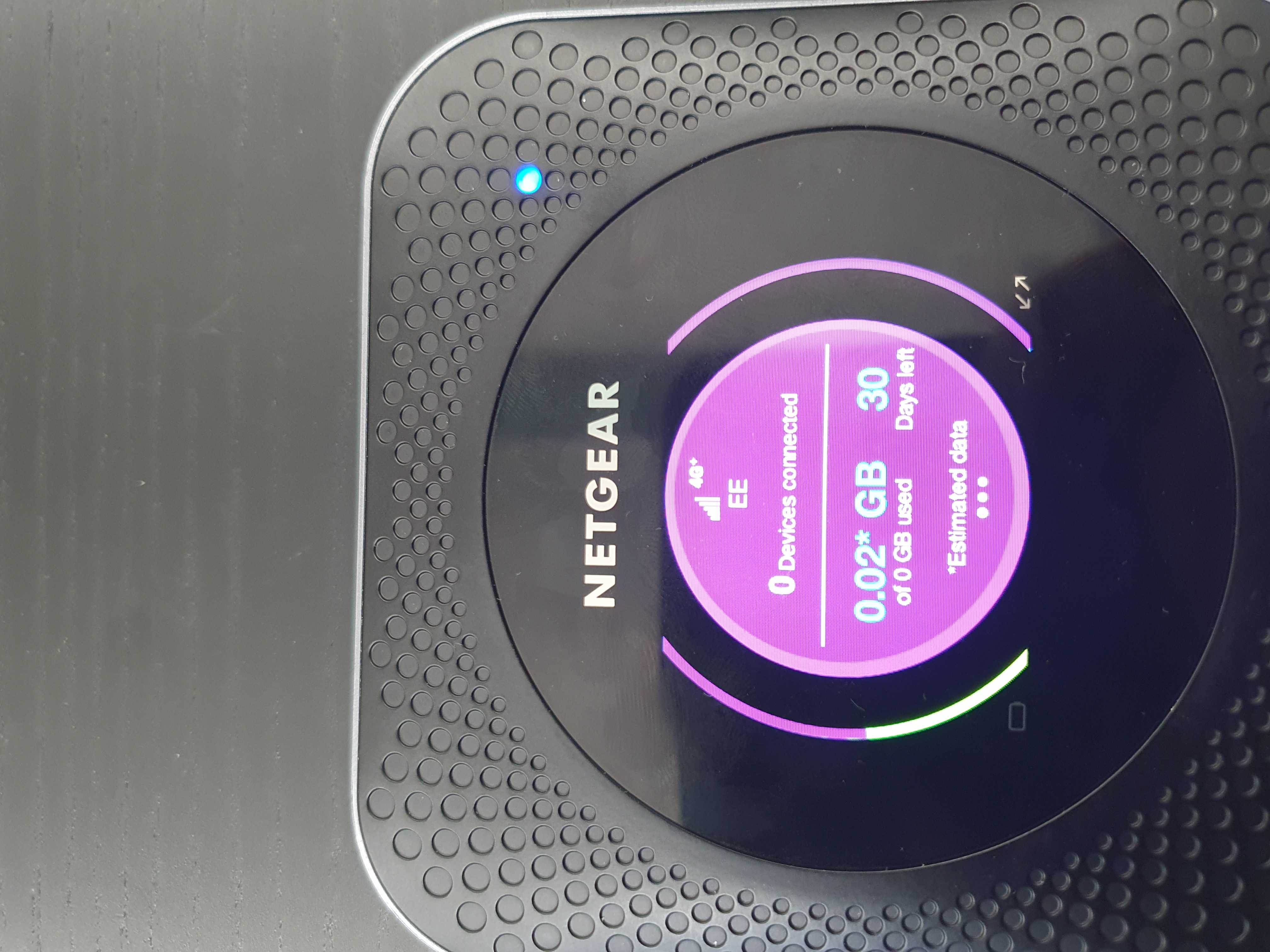 NETGEAR M1 display showing connection strength