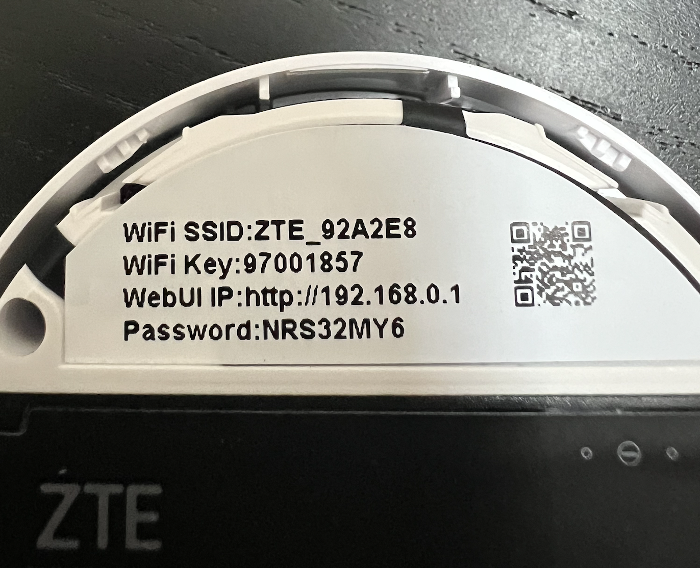 ZTE U10 battery insertion and back cover placement